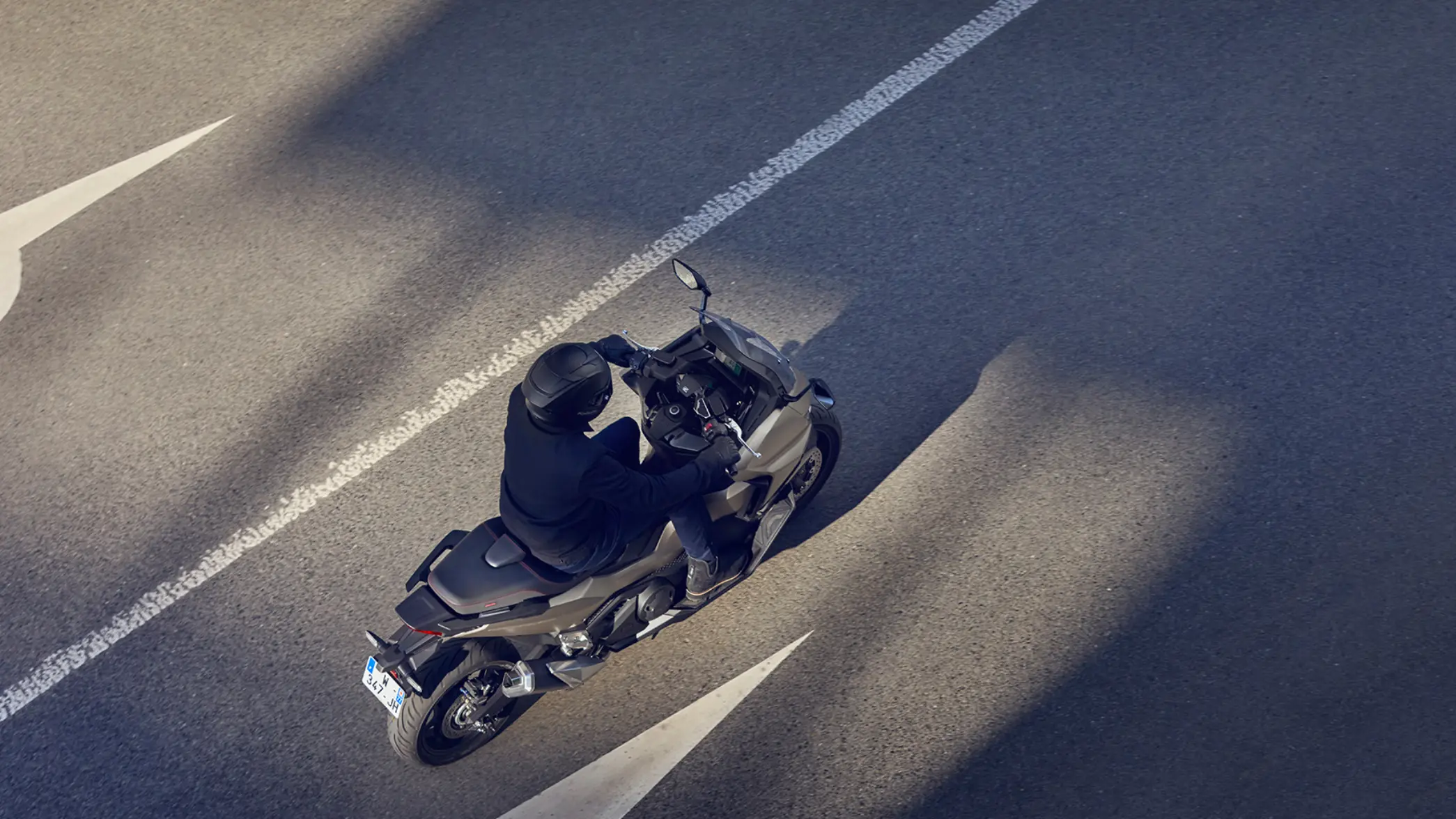 Ein Motorradfahrer fährt auf einer Straße.