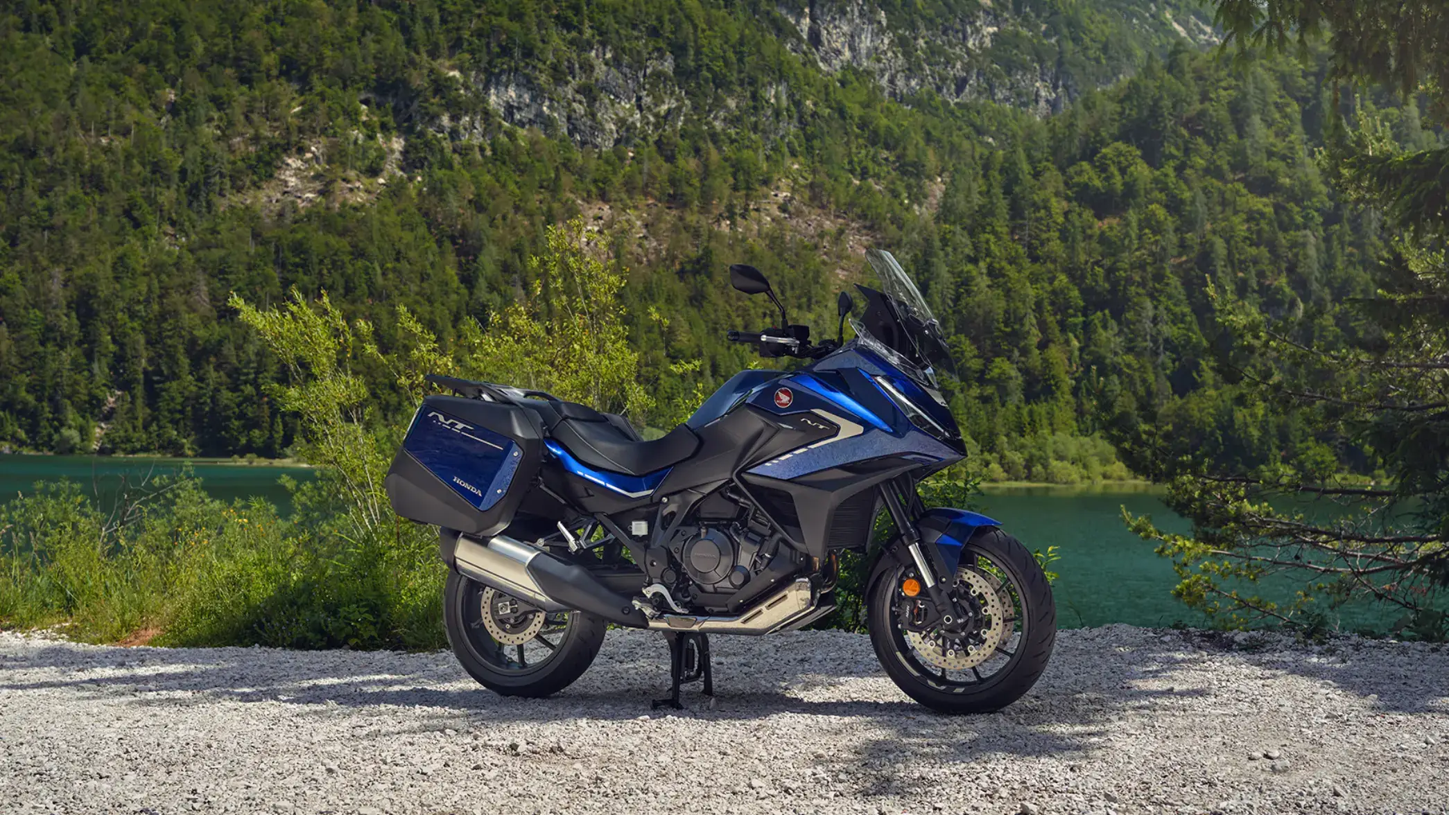 Honda NT1100 Motorrad in einer bergigen Landschaft geparkt.