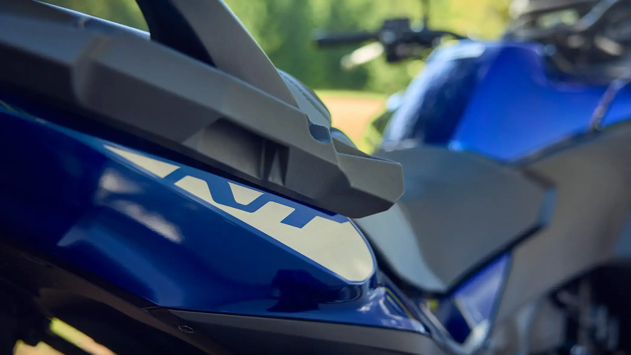 Nahaufnahme eines blauen Motorrads mit sichtbarem Schriftzug auf der Verkleidung.