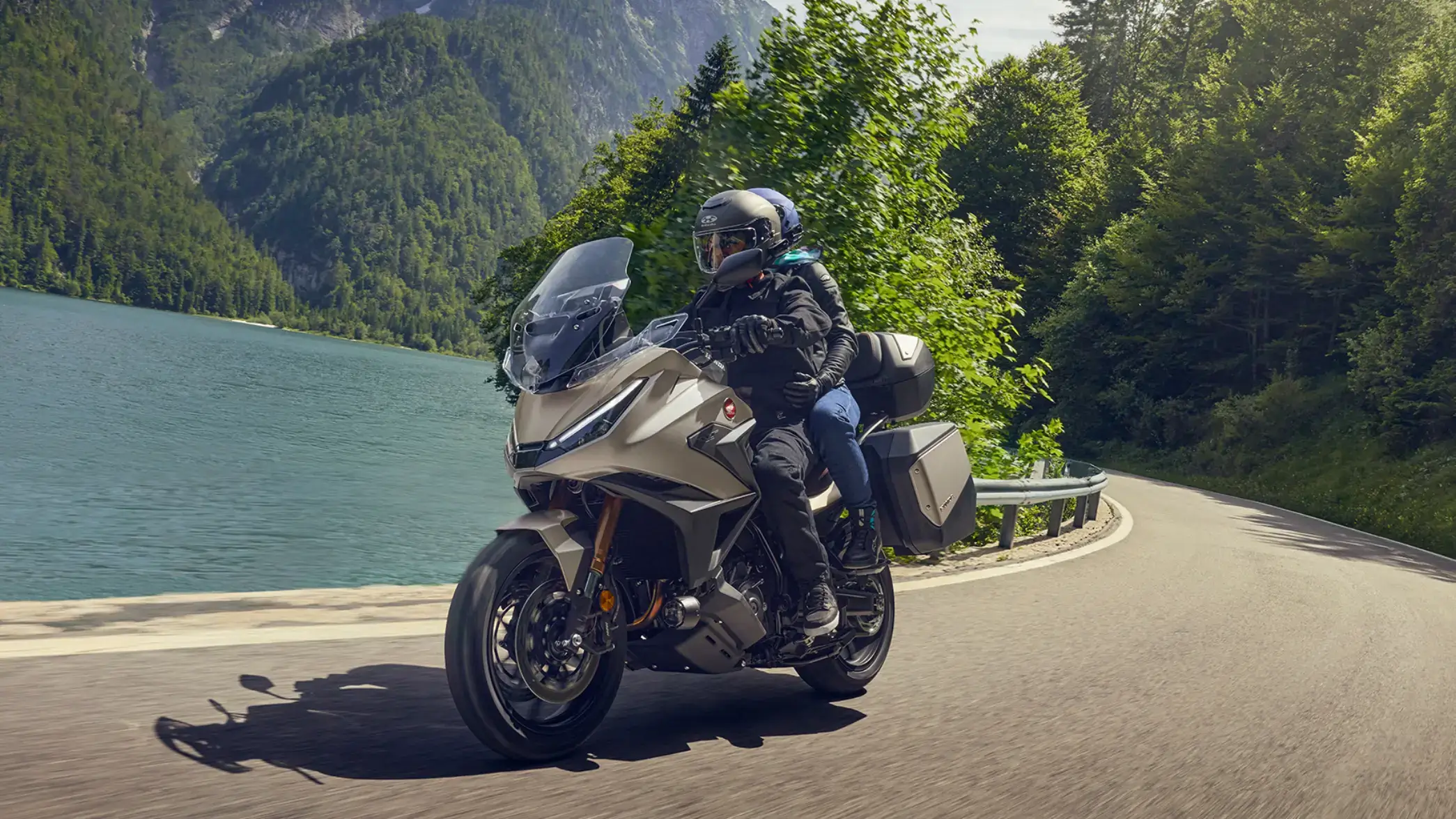 fb_r_w (2) Eine Honda NT1100 auf einer kurvigen Straße am See mit bewaldeten Bergen im Hintergrund.