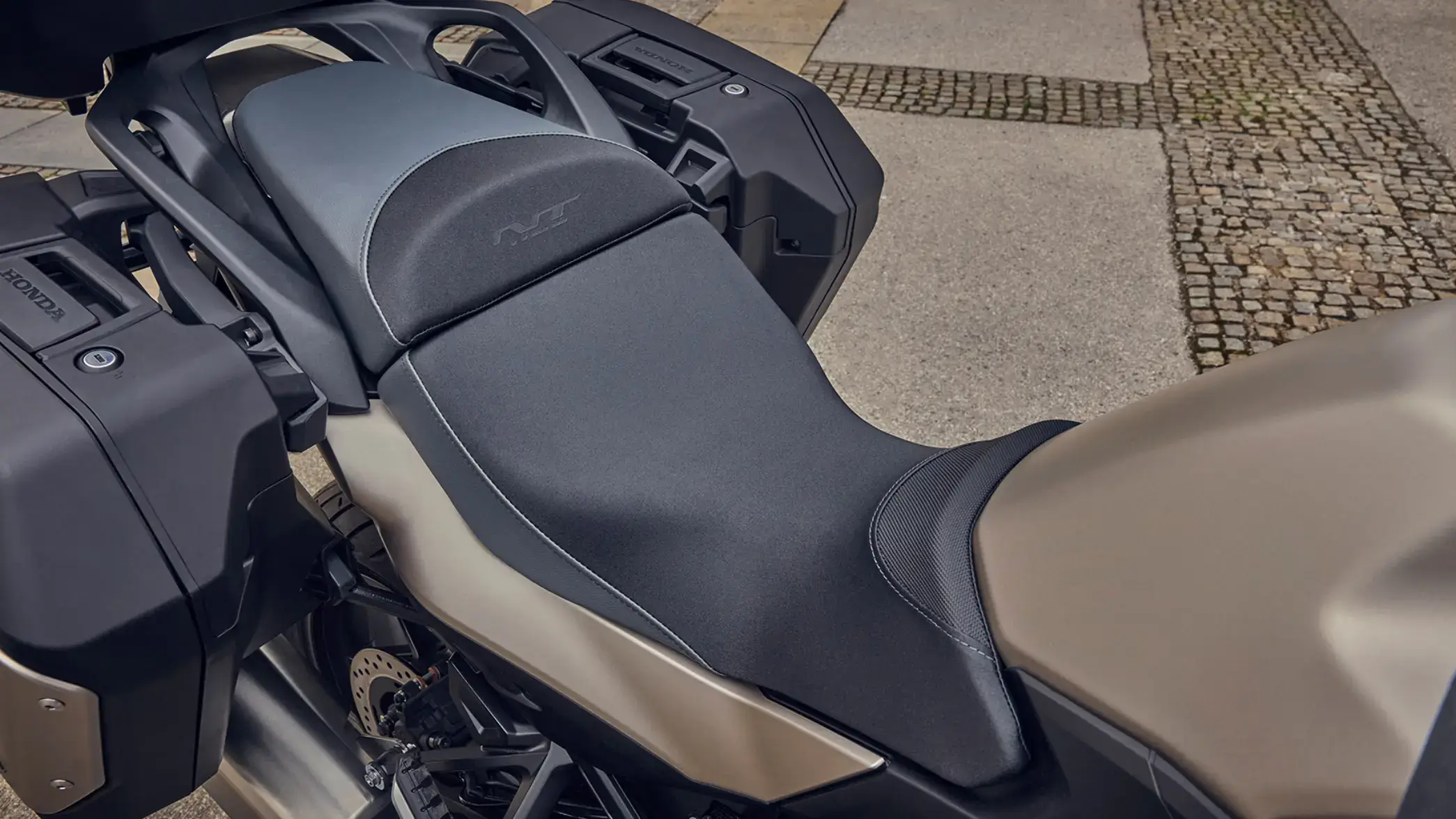 Sitz eines Honda-Motorrads mit Kofferträgern.