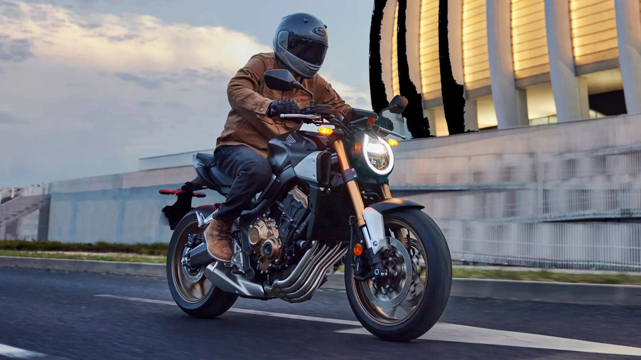 fb_r_w (3) Ein Motorradfahrer auf einer Honda CB650R fährt auf einer Straße.