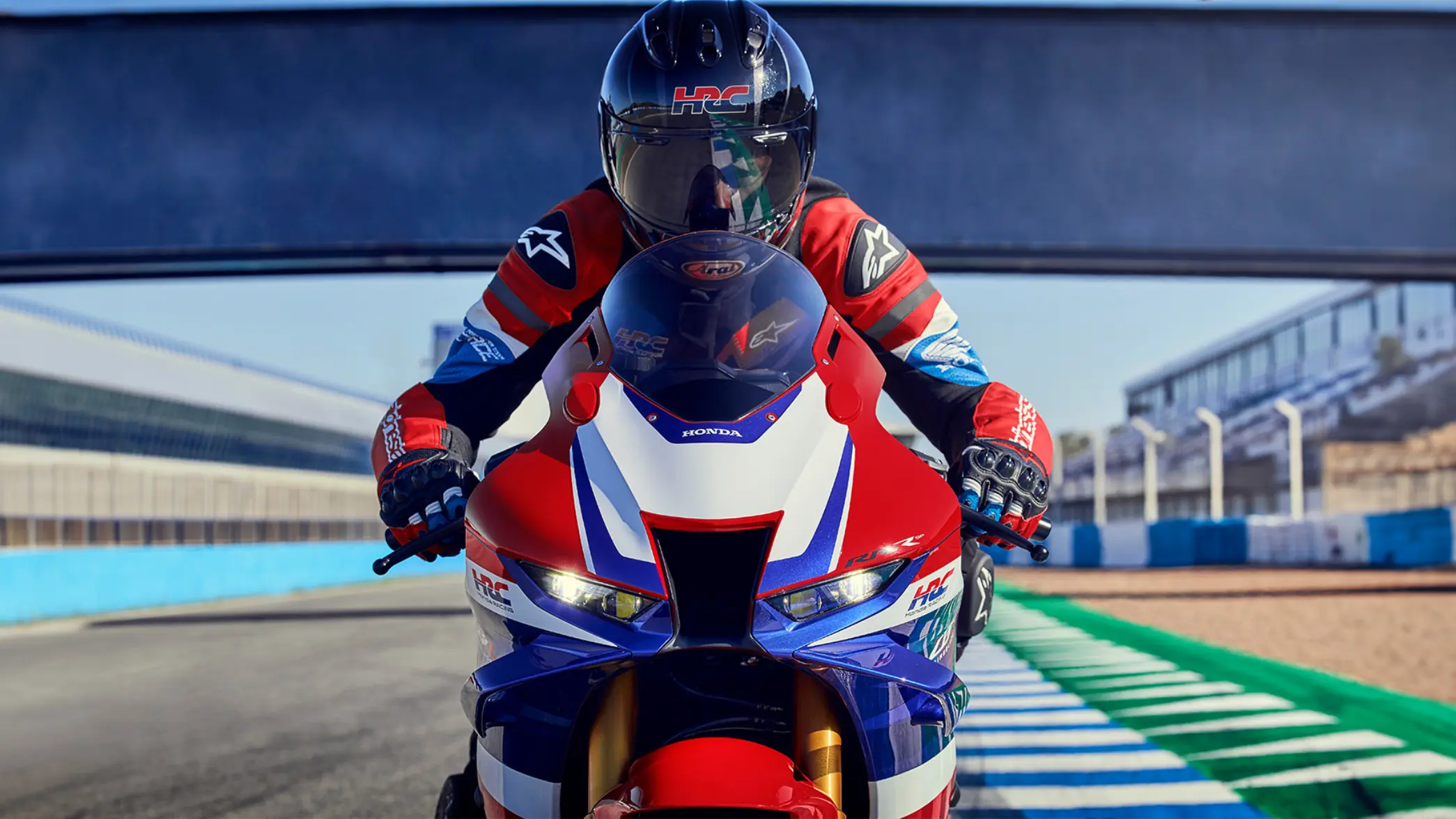 Fahrer auf einer Honda CBR1000RR-R Fireblade auf einer Rennstrecke.