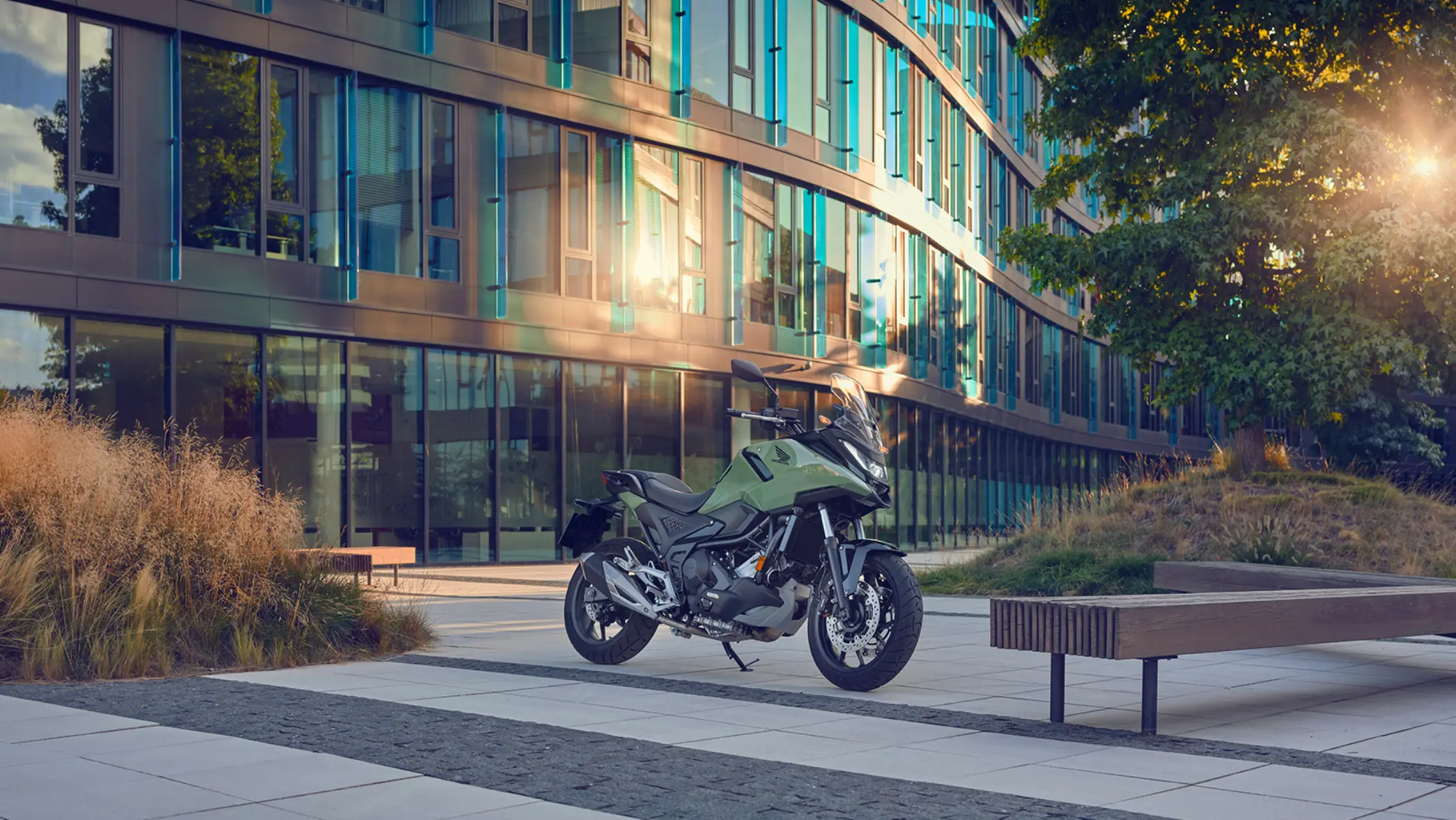 Eine Honda NC750X steht vor einem modernen Bürogebäude.