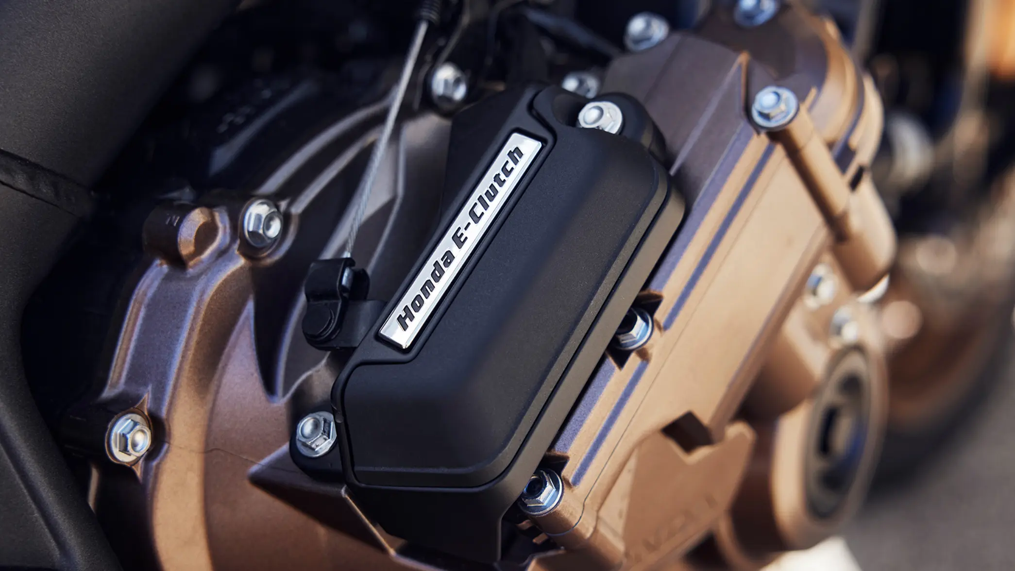 fb_r_w (5) Nahaufnahme eines Honda E-Clutch-Teils an einem Motorrad.