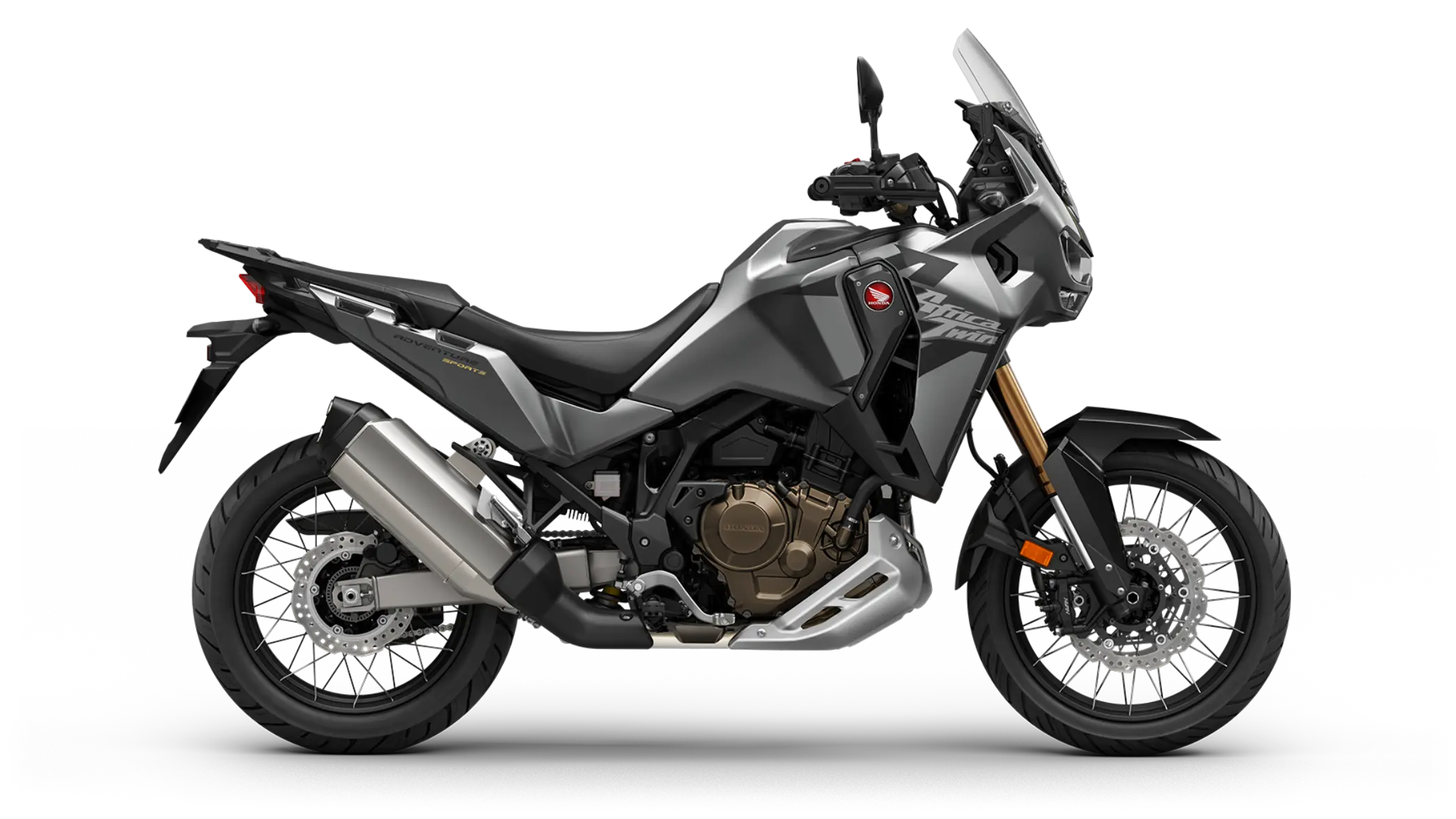 Ein silbernes Honda Adventure-Motorrad, Seitenansicht auf schwarzem Hintergrund.
