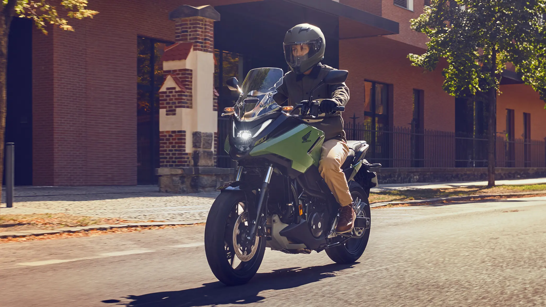 Eine Person fährt ein Honda-Motorrad NC750X auf einer städtischen Straße.