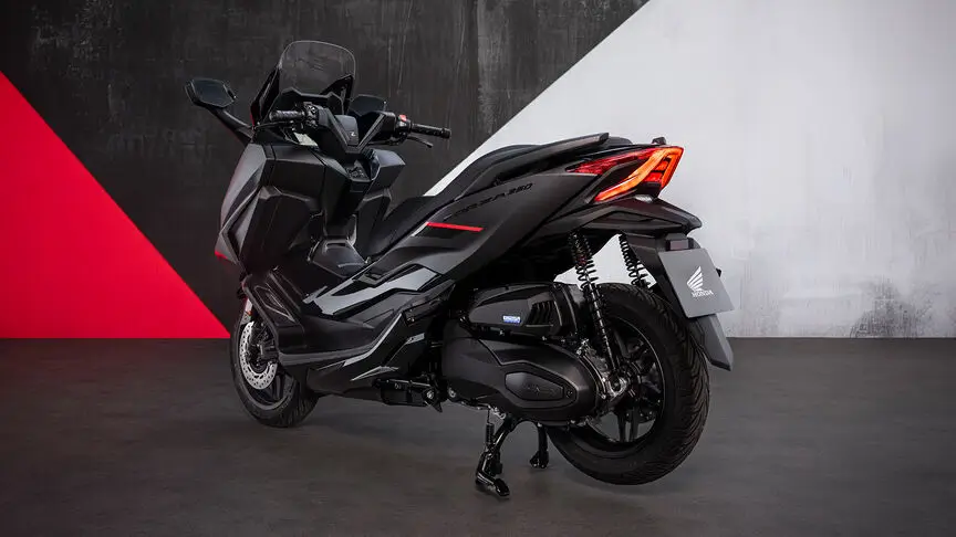 Honda Forza 350 Motorrad in einem modernen Ausstellungsraum.