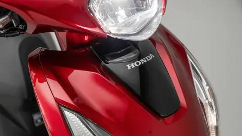 Ein roter Honda Vision 110 Roller von vorne.