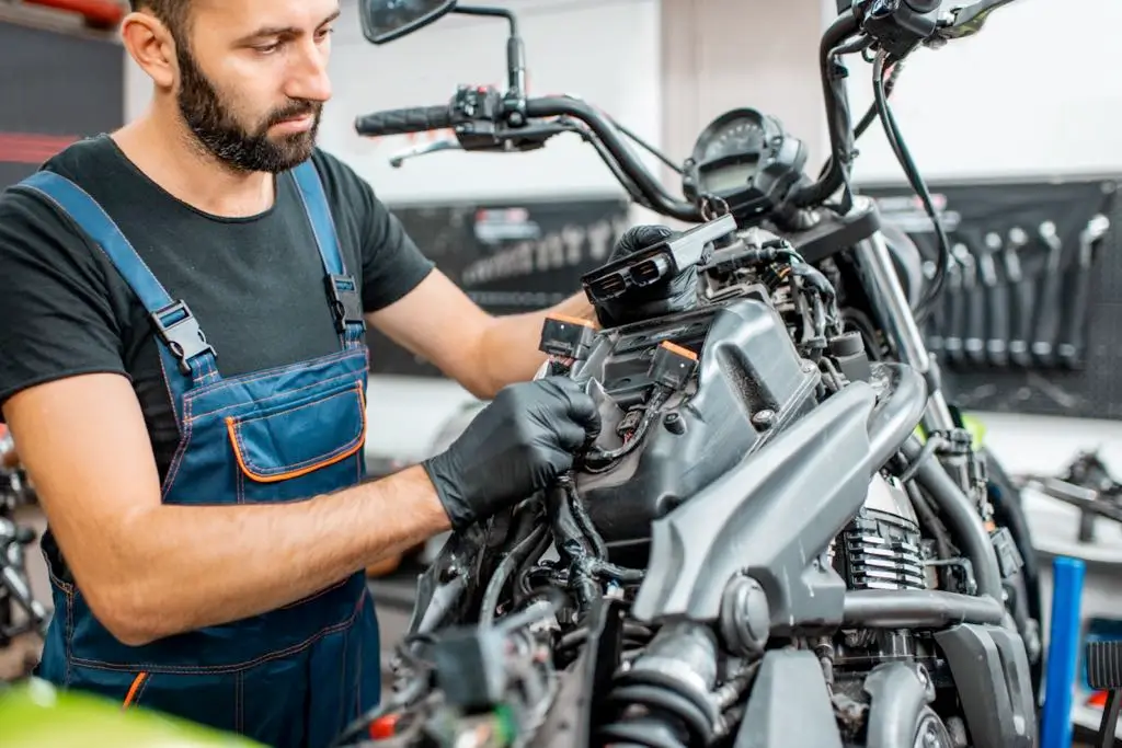 karriere-motorrad Ein Mechaniker arbeitet an einem Motorrad in einer Werkstatt.