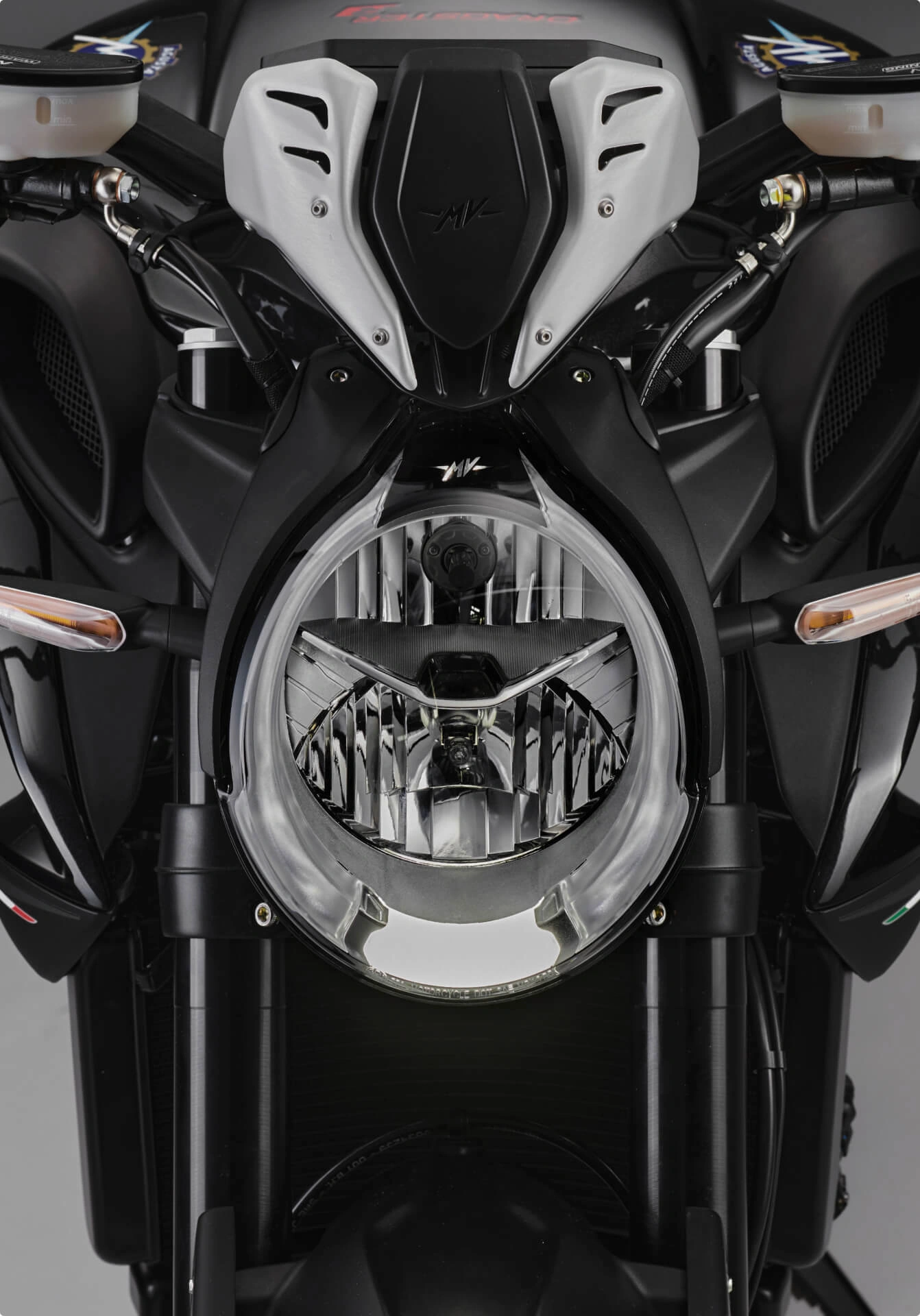 properties Nahaufnahme des Frontscheinwerfers eines MV Agusta Motorrads.