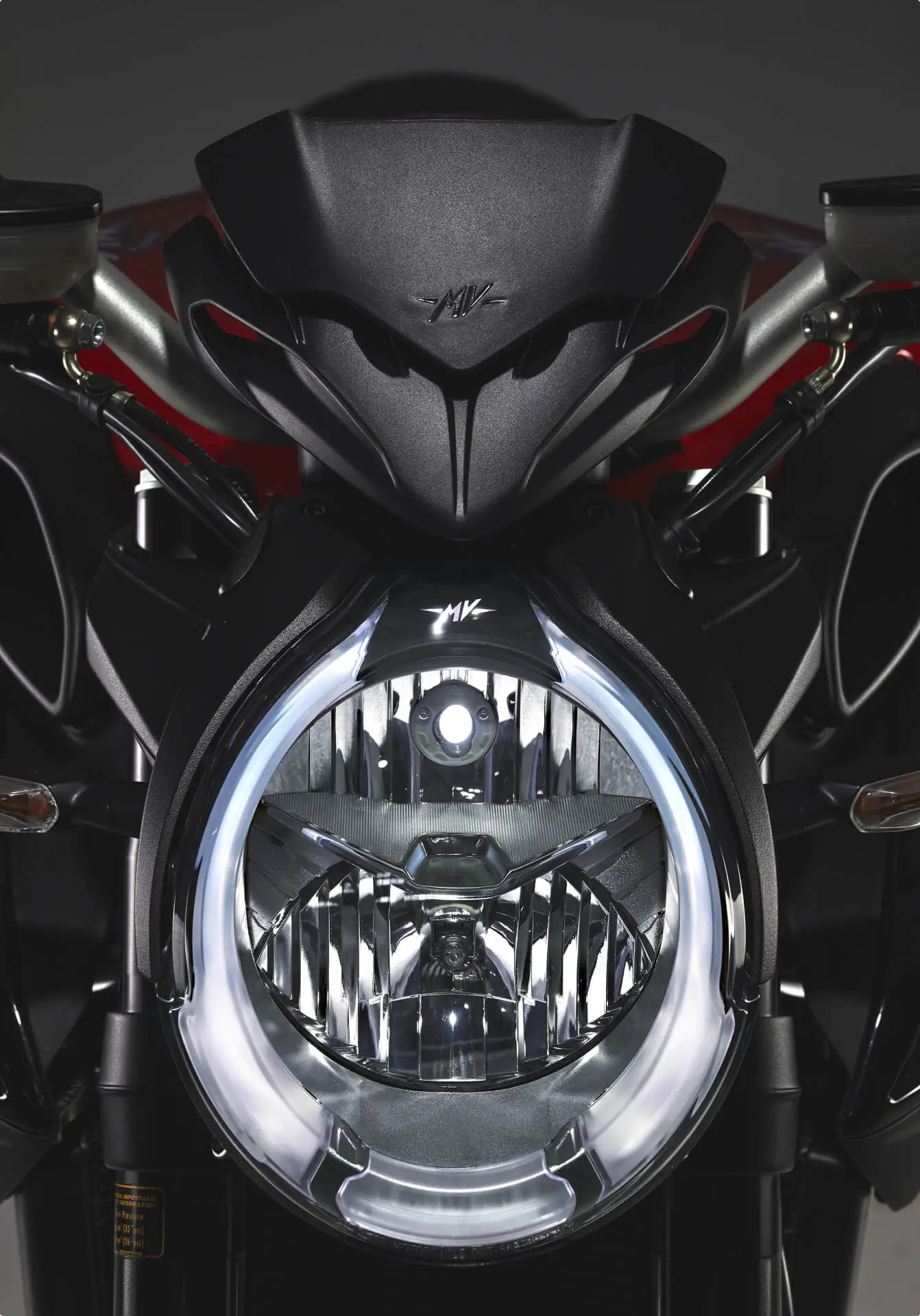 properties_einzeln Frontansicht eines MV Agusta Motorrads mit markantem Scheinwerfer.