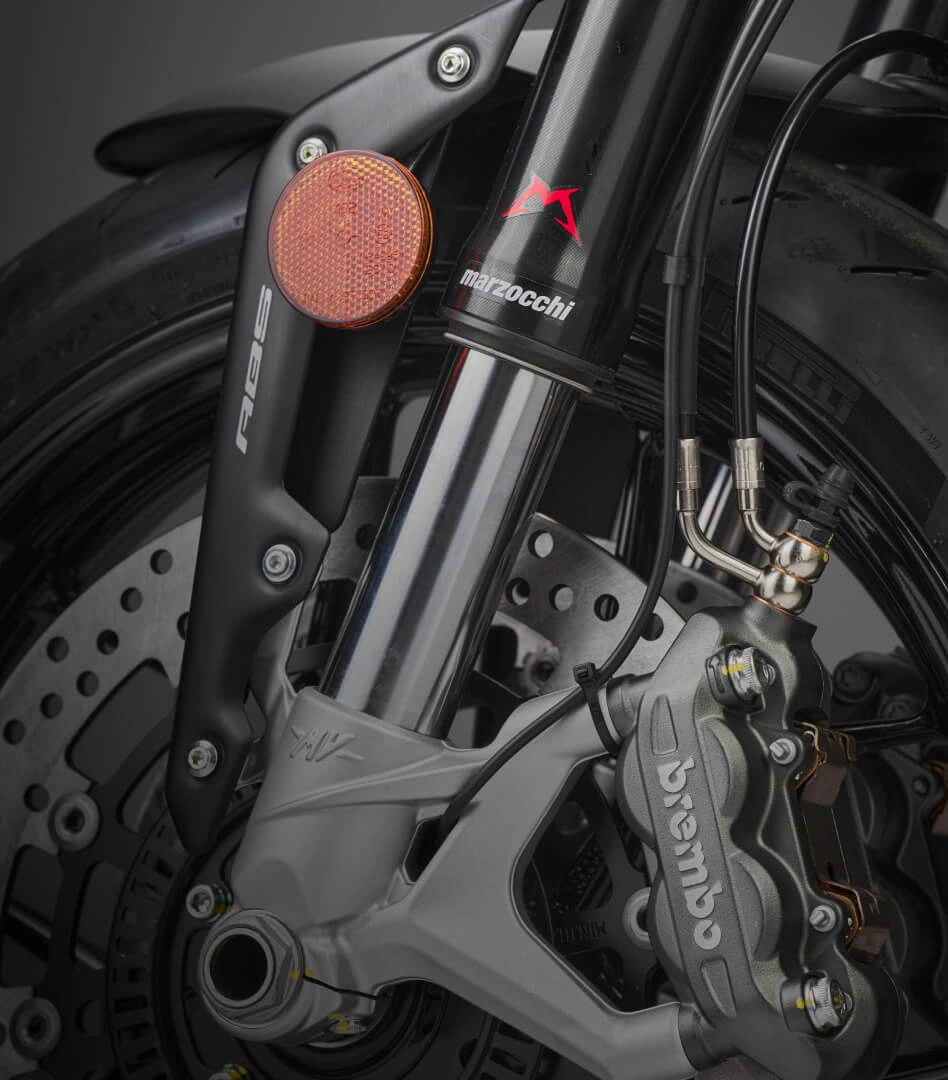 safety Nahaufnahme einer Motorrad-Bremse mit Brembo-Bremssattel und Marzocchi-Aufhängung.