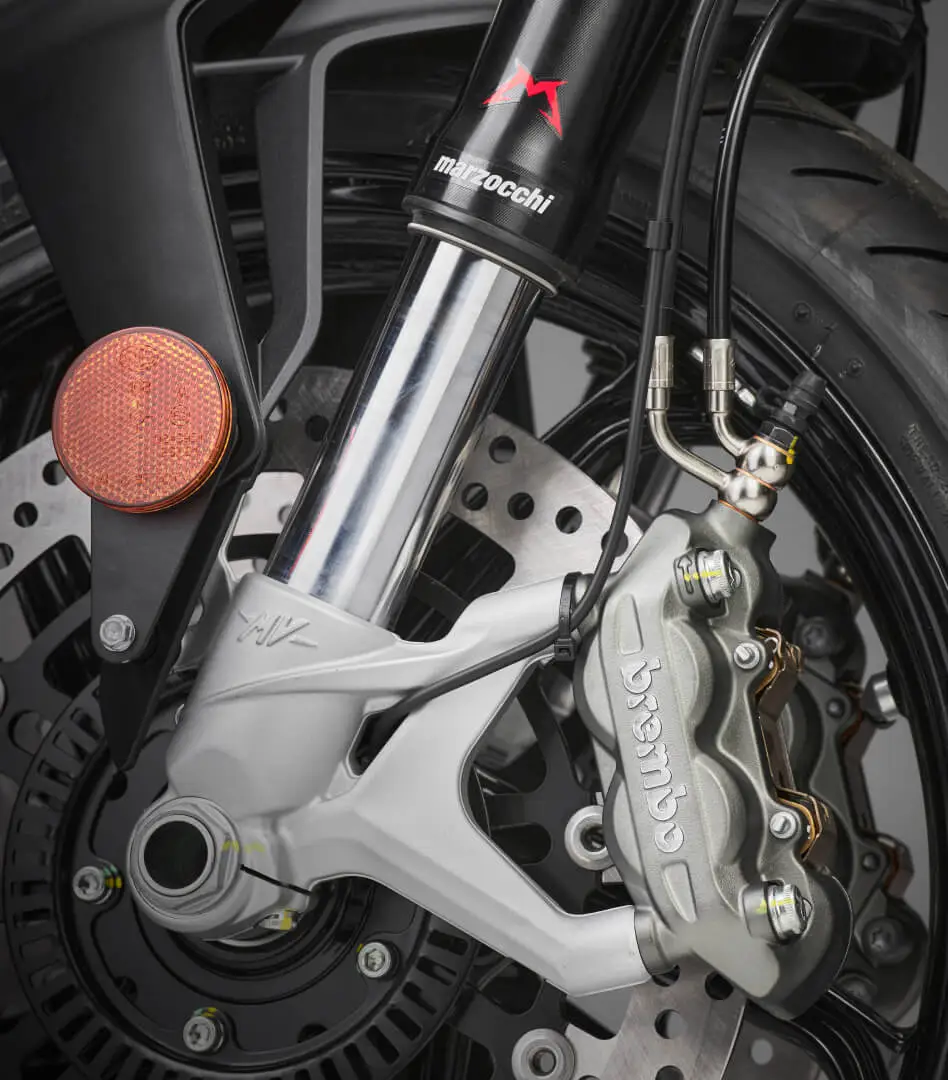 safety_3 Nahaufnahme einer Motorradgabel mit Brembo-Bremse und Marzocchi-Federung.