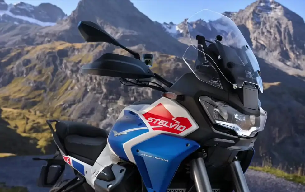 Ein Motorrad der Marke Moto Guzzi Stelvio vor einer Berglandschaft.