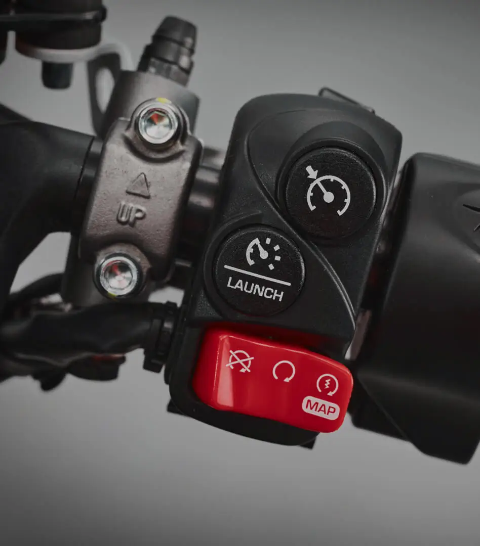 technology Nahaufnahme von Motorradlenker-Kontrollen mit Tempomat- und Launch-Buttons.