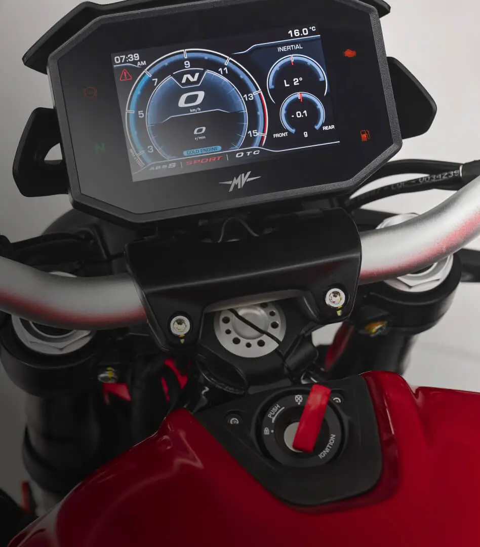 technology_2 Nahaufnahme eines MV Agusta Motorrad-Cockpits mit digitalem Display und Lenker.